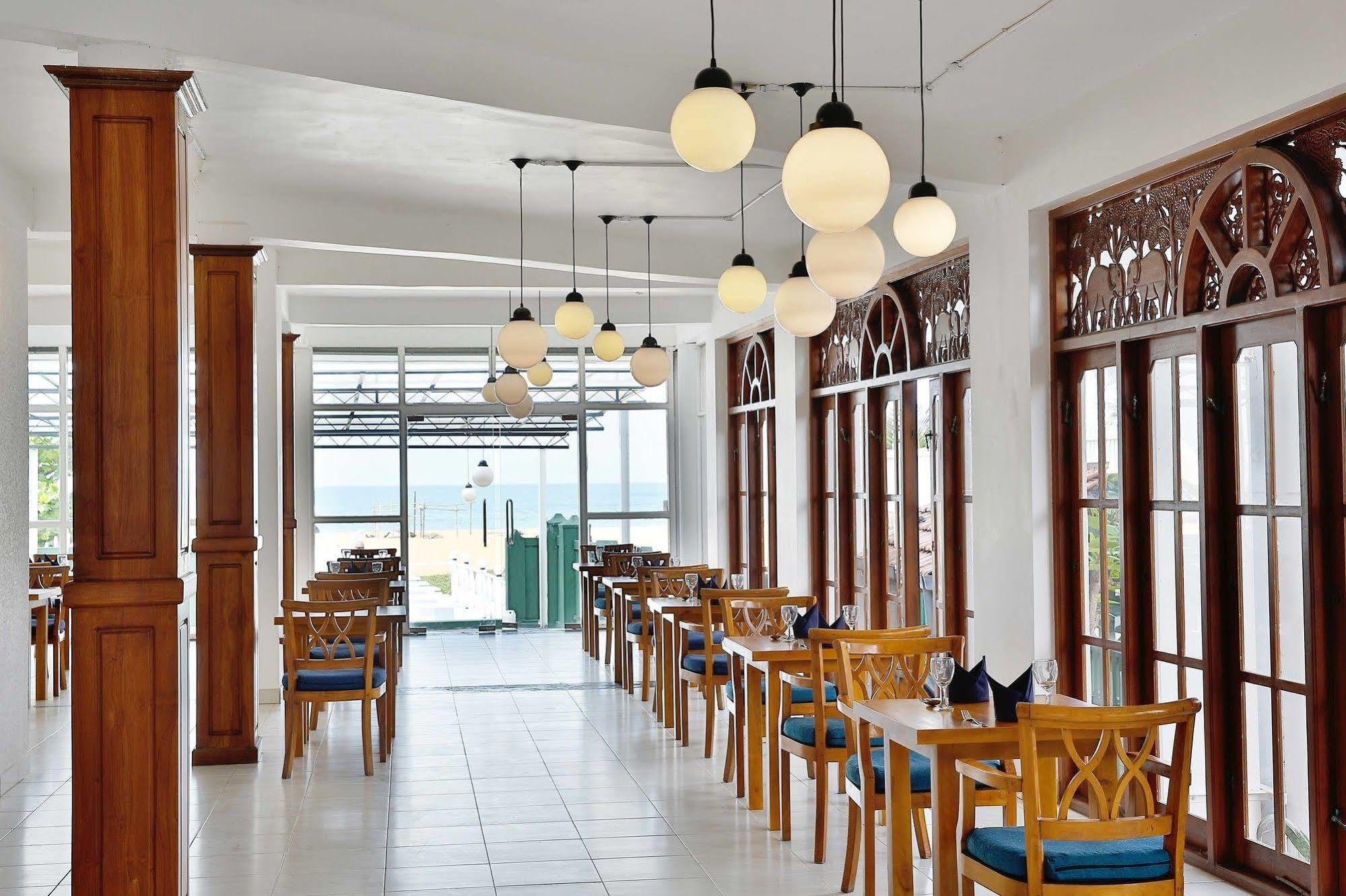 The Reef Beach Hotel Negombo Exterior photo