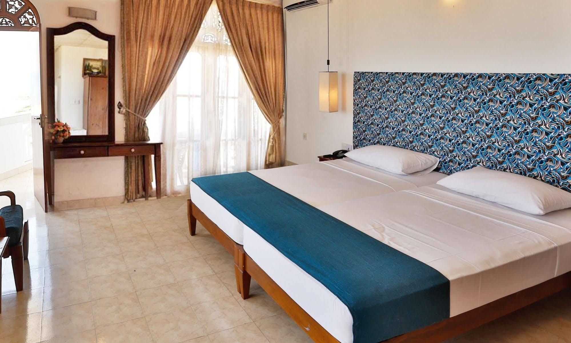 The Reef Beach Hotel Negombo Exterior photo